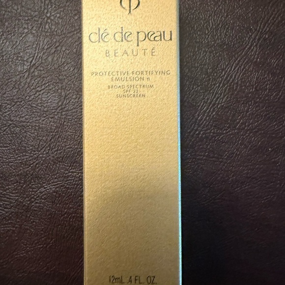 Clé de Peau Metallic Travel Set Gold Cosmetic Bag New! - Picture 4 of 5